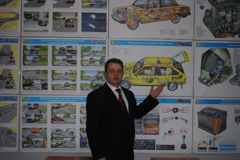 Селихов Михаил Геннадьевич ведет лекцию по устройству и ТО автомобиляn